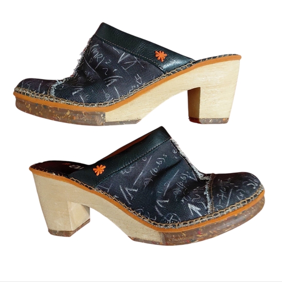 Chic Black and Tan Platform Clogs - Picture 1 of 11